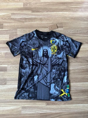 Brasilien fotbollströja  - Säljer en Brasilien fotbollströja med Jesus som motiv på! Jag säljer denna sköna fotbollströja för endast 249! Priset går att diskuteras vid snabb affär! Jag skickar snabbt!📦🚛