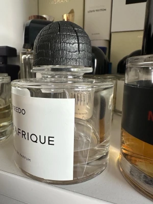 Byredo bal dafrique absolu  - Byredo bal dafrique absolu 100ml flaska. Mängd enligt bild. Uppskattar 18-20ml kvar. Tyvärr ingen box. 