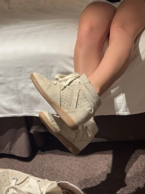 Isabell marant liknande skor - Stilrena höga sneakers i beige mocka från Pavement med perforerade detaljer och ljusbrun sula. Skorna har snörning framtill och en modern siluett som ger en cool vibe till din outfit.
