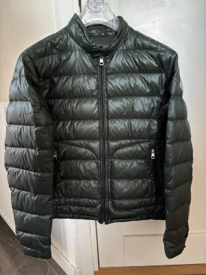 Moncler acorus mörkgrön storlek 3 - Sällsynt färg som inte säljs längre. I mycket fint skick. Nypris 12000. QR-kod finns i DM. 