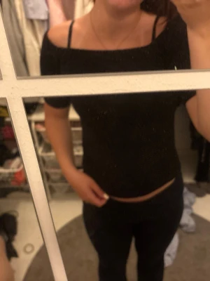 Svart off sholder topp  - Super snygg svart topp🖤 Lika snygg till fest som till vardags 🖤 Från Hm🖤 I storlek M🖤 Prislapp kvar 🖤