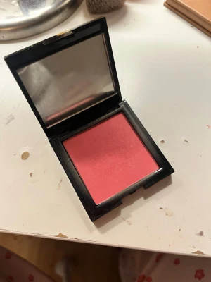 Rouge  - En rouge från lyko knappt använd bara en gång säljer för jag inte gillar färgen på den. 