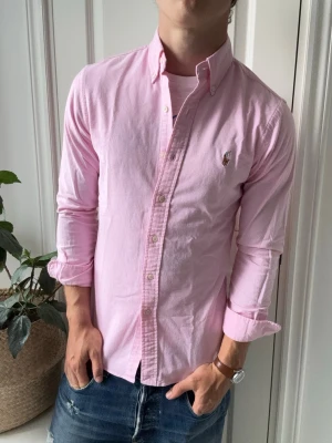 Ralph lauren skjorta slim fit stretch oxford  - Ralph lauren skjorta slim fit stretch oxford - den bästa skjortan RL har att erbjuda. Inga defekter! Modellen i bilderna är 180 cm 75 kg och bär Storlek S , Kom med frågor! 🌟 (Kan gå ned i pris vid köp av paket 😉) 