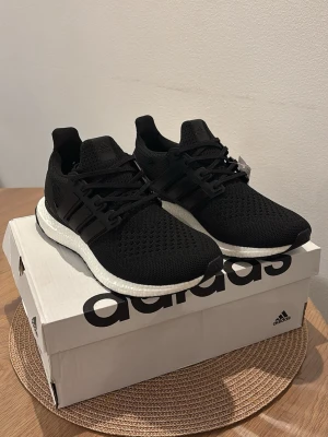 Adidas Ultraboost 1.0 - Adidas Ultraboost 1.0, Skick: 10/10 – helt oanvända, kommer med originalbox. Vid frågor eller intresse, skicka gärna ett DM.