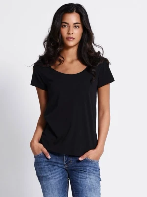 Svart basic t-shirt med rund hals - En enkel svart t-shirt med rund halsringning och korta ärmar. Perfekt till jeans eller shorts och lätt att matcha med andra plagg. Tillverkad i mjuk bomull för skön känsla hela dagen.