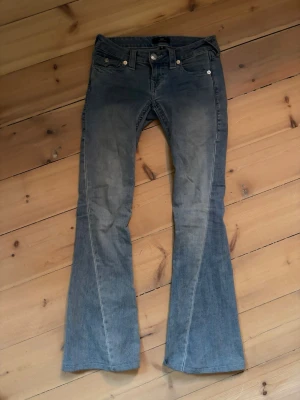 True religion jeans  - Säljer ett par blå bootcut jeans från true religion med  låg midja.                                                       Modell på jeansen är Joey.                                                 ‼️Jeansen är uppsydda‼️(innerbenslängd 78cm).        W23, jeansen är knappt använda så nästan i nyskick bara att de är uppsydda 