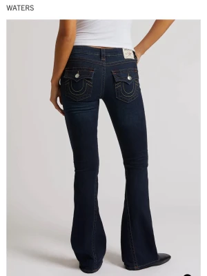 True religon joey low rise jeans - Säljer mina true religon jeans i storlek 25 och längd 32 i färgen muddy waters. De är köpta på carlings i vintras och har använts väldigt få gånger. Jag har förkortat dem ungefär 3-4 cm