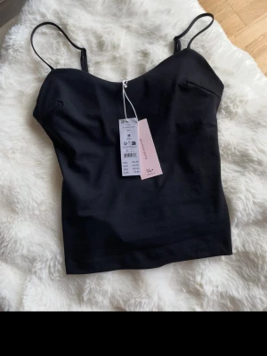 14+ padded singlet GinaTricot - Oanvänd, prislapp kvar. Nypris 199kr