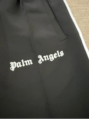 Palm Angels svarta shorts med vit logga - Svarta short. Bra stil