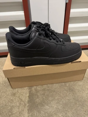 Nike Air Force 1 '07 Svarta Sneakers strl 42 - Helt nya oanvända Nike Air Force 1 '07 Svarta Sneakers strl 42  Skorna har inte blivit använda eller testade. Original kartongen har jag lyckas slarva bort. Därav priset. Pris kan diskuteras  Nypris hos Nike 1400 kr