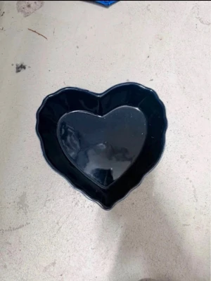 Mörkblå hjärtformad skål/ugnsform från M Design - Säljer en mörkblå hjärtformad skål/ugnsform i keramik från M Design. Perfekt som dekoration eller för att servera snacks och godis. Skålen har en glansig finish och tydlig hjärtformad design som sticker ut på bordet.