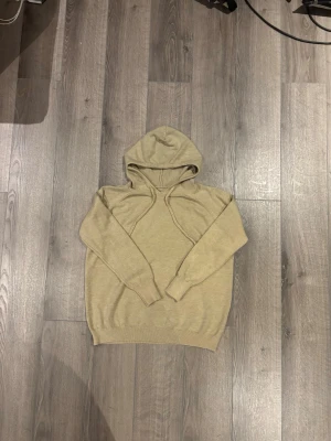 Cashmere Hoodie - Säljer en riktigt snygg Cashmere hoodie för billigt pris!! Skick - 9/10 Färg - Beige Hör av er vid frågor!
