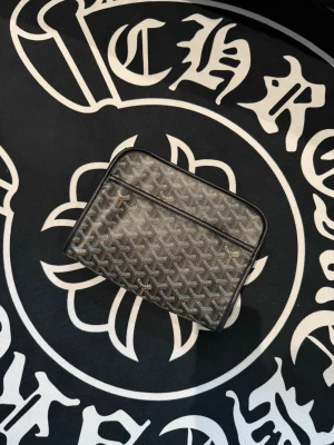 G black handbag - Never used, in amazing condition. Ask DM for more questions and follow insta to join our giveaways!