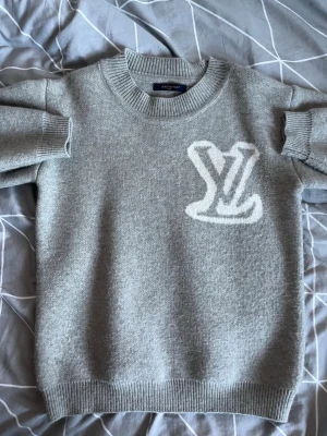 L och V - L och v tröja