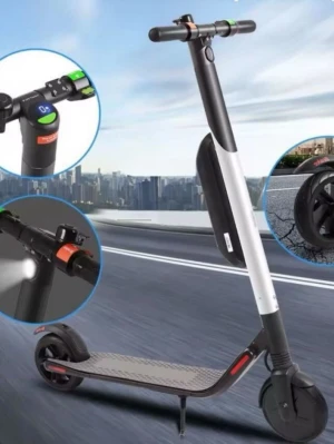 HELT NY Elscooter med dubbla batterier - Elektrisk scooter i svart och silver med LED-display, dubbla batterier och räckvidd upp till 45 km. Utrustad med fram- och bakljus, robusta hjul och halkfri plattform. Perfekt för smidig transport i stan och enkel att fälla ihop för förvaring. Köpte 2 till barnen och ena vill inte ha den modellen därav säljer jag den helt ny aldrig använd. Kostade som på affären 3499kr säljs för 2499kr. Passande för både barn och vuxna då man kan ladda ner en app där man kan styra ljus och hastigheten. HELT NY 🤍