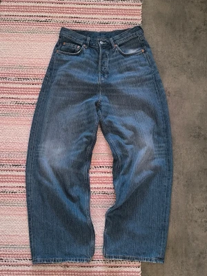 Blåa vida jeans från Weekday - Ett par blåa unisex jeans från Weekday med bred passform och medelhög midja. 100% bomull. Storlek 28/32 <3