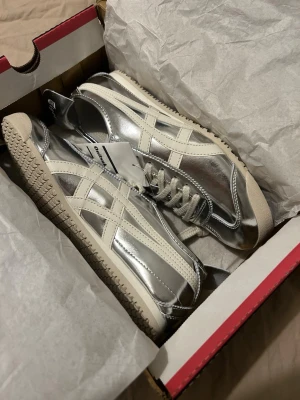 🪙HELT NYA Onitsuka Tiger Mexico 66 silver 43 ,5 42 - säljer dessa silver skor, som är riktigt stylish. ~ Har sett dem mycket i pinterest, tiktok och insta . Dem är riktigt feta!! (helt nya också 😎 ;D) Först till kvarn!! skriv till mig~ box och skor kommer med passar dig med 42-43,5!!! EU