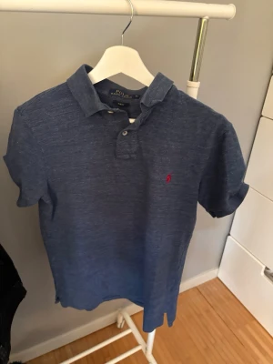 Blå pikétröja från Polo Ralph Lauren - Tja! En snygg Ralph lauren pike perfekt nu till sommaren den är storlek m men sitter som s. Hör av er vid minst fundering