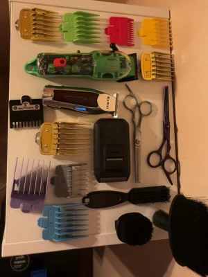 Grön TPOB hårklippare med tillbehör - Tjena säljer ett bra barber grejer du får med alla gurads och saker som funkar väldigt bra maskinerna funkar också väldigt bra och laddare får man med till köpet och du får med tre olika borstar som är väldigt bra kan Skicka med olika par kamar till och skickar självklart med alla gurads(kan skicka bild på klippningar så ni ser hur bra maskinerna tar) cape får ni ocksp med,hör av er vid intresse!!!