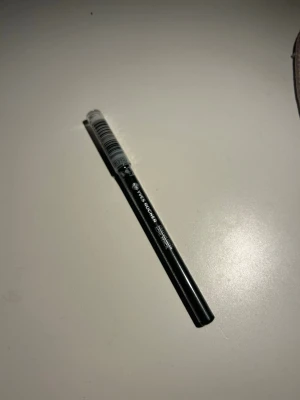 Svart eyeliner från Yves Rocher - Svart eyeliner från Yves Rocher med smal spets för precis applicering. Pennan har en klassisk svart design med genomskinligt lock och är enkel att använda för att skapa skarpa linjer.