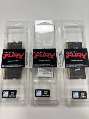 Kingston Fury RAM-minnen DDR4 - Tre stycken Kingston Fury RAM-minnen i svart och guld, DDR4, levereras i originalförpackning. Märkta med Intel XMP Certified och passar till stationära datorer. Snygg design med tydlig Fury-logga och robust kretskort.