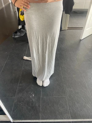 Lång kjol  - En väldigt skön grå lång kjol från lager 157💕perfekt för om man vill ha en bekväm kjol