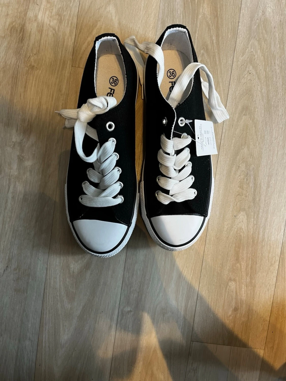 Svarta låga sneakers med vit sula - 2