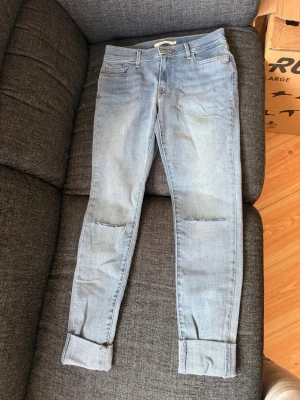 Levi Strauss & Co jeans, super skinny - Säljer ett par blåa Levi Strauss & Co jeans 710 super skinny. Strl W 29/L32. Slitningar fram på byxbenen, fina detaljer på fickorna bak. I mycket fint skick. 