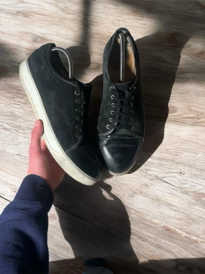 Lanvin skor  - Storlek 45, lite slitna men inget som märks i användningen, skriv vid funderingar eller frågor.