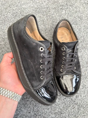 Lanvin uk6 svart - Säljer dessa sjukt feta svarta lanvins! Size uk6 som motsvarar 40-41! Skick 8/10. Nypris 5000kr. Hör av dig vid intresse.  📦🤩