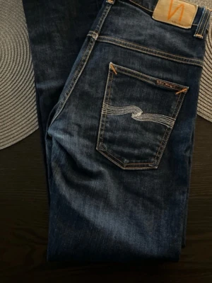 Nudie Jeans  - Tjena Säljer ett par sprillans nya och väldigt eftertraktade Nudie jeans. Skick är som nya 9,5/10 och inga defekter. Modellen är Thin Finn och sitter lite tightare i modellen. Nypris ligger runt 1600 men säljer nu för endast 649kr Storlek W31 L30. Men psssr som W30