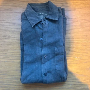 Adaysmarch linne skjorta - En linne skjorta från Adaysmarch i mörk grön färg/ oliv. Storlek S men passar mer som en medium. Skjortan har inga defekter och är använd ett fåtal gånger. Nypris ligger runt 1200 kr och jag säljer för endast 349 kr.