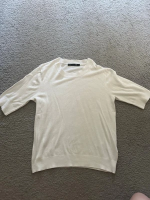 Vit topp från lager 157 med kort ärm - En stilren vit topp från lager 157 med rund halsringning och korta ärmar. Tunt och mjukt material som känns skönt mot huden. Perfekt att matcha med jeans eller kjol för en clean look. Storlek S och sitter perfekt. 
