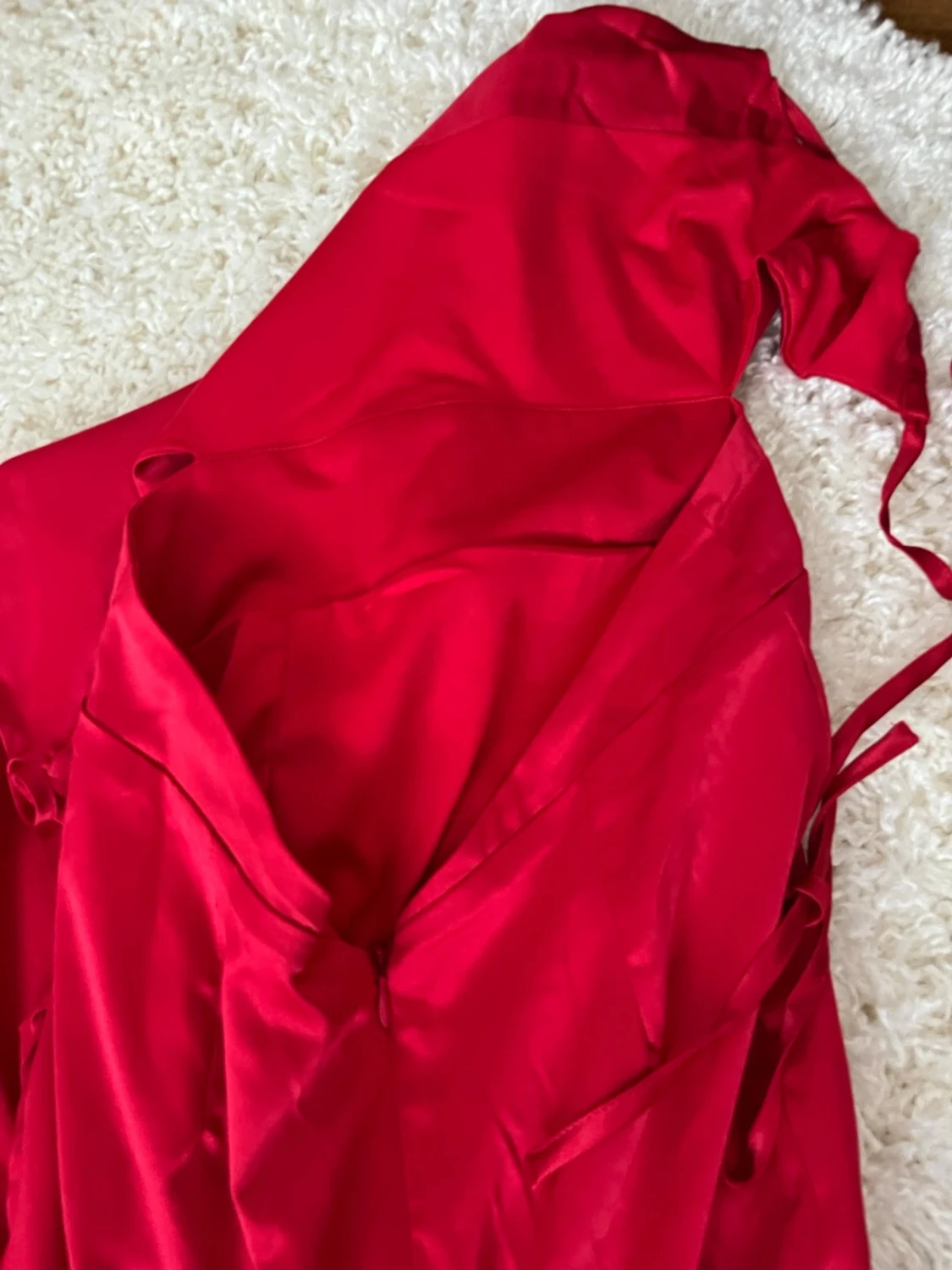 Röd långklänning med smala axelband - 1