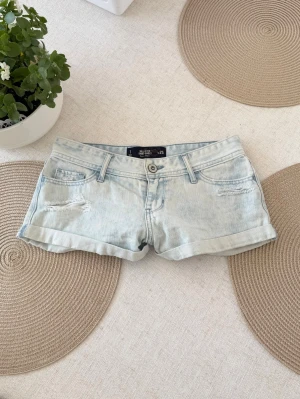Hollister lågmidjade jeansshorts  - Storlek W25 ~ XS/S. Rakt över midjemått: 36cm. Skickas inom 24h. Se liknande plagg i min profil! 