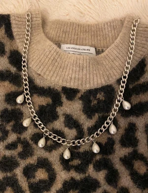 Silverfärgat halsband med pärldroppar - Helt oanvänt och rostfritt!