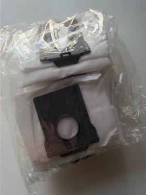 Dammsugarpåsar med plastfäste - Säljer ett paket dammsugarpåsar med svart plastfäste. Påsarna är vita och tillverkade i ett slitstarkt material, perfekt för att samla upp damm och smuts. Passar till flera olika dammsugarmodeller. Kommer i en genomskinlig plastförpackning.