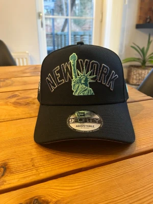 Svart New Era New York keps - Använd en gång