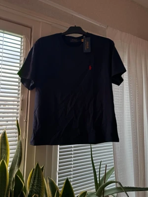 Ralph Lauren Tshirt  - Säljer en helt ny Ralph Lauren Tshirt. Nypris cirka 500-700. Mitt pris 350. Kan sänka vid snabb affär. Fraktar snabbt (samma dag ifall de inte är sent på kvällen)  Mått- längd är 64cm, axelbredd är 48cm.