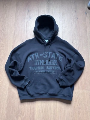 Svart Gymshark hoodie med tryck - Snygg oversized Gymshark hoodie i storlek M. Nypris va 699 kr, hör av dig vid frågor!