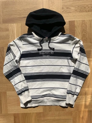 FW16 Supreme -  Supreme hoodie från FW/16 kollektionen. Mycket fint skick utan defekter. Storlek S och true to size, mått finns angivet.  Längd (ryggrad): 63 Bredd (över bröstet): 45 Armlängd: 61  Hör av dig vid funderingar! /William