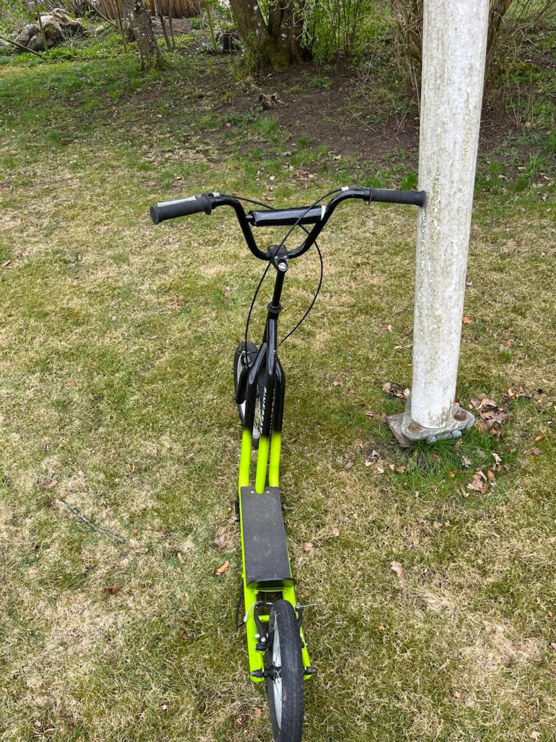 Grön sparkcykel med stora hjul - 1