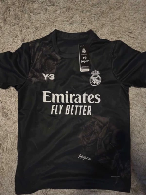 Real Madrid Jersey Fotbollströja - Helt ny & Oanvänd ✔️, Storlek: S ✔️, Kommer med tags 🏷, Skickas inom 1 dag 🚀, kontakta gärna för mer info ☺️