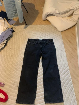 Svarta low rise jeans från 157 - Säljer ett par svarta jeans från 157 med low rise-passform. Jeansen har raka ben, klassisk femficksdesign och dragkedjegylf. Perfekta för dig som gillar en avslappnad och trendig stil.