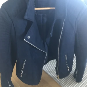 Jacka  - Fin vår jacka i nyskick st 42 i  marinblå färg. 