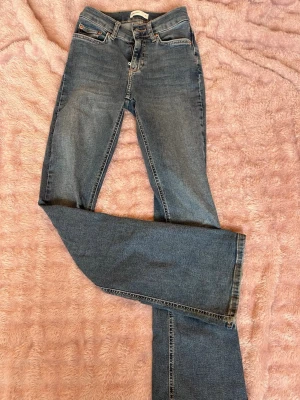 Blå bootcut jeans från Perfect Jeans - Säljer dessa mid waist blå jeans, jätte bra skick nästan aldrig använda🫶🏻