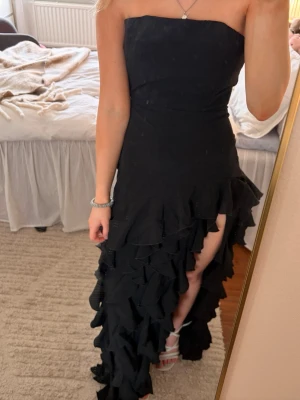 Balklänning - Säljer min jätte snygga balklänning då den va för liten 🥹från oh polly helt slutsåld och aldrig använd! Jag är 160 och den är för lång även när jag har klackar, så skulle gissa att den passar någon som är 165-170 beroende på vilka skor man har 💞