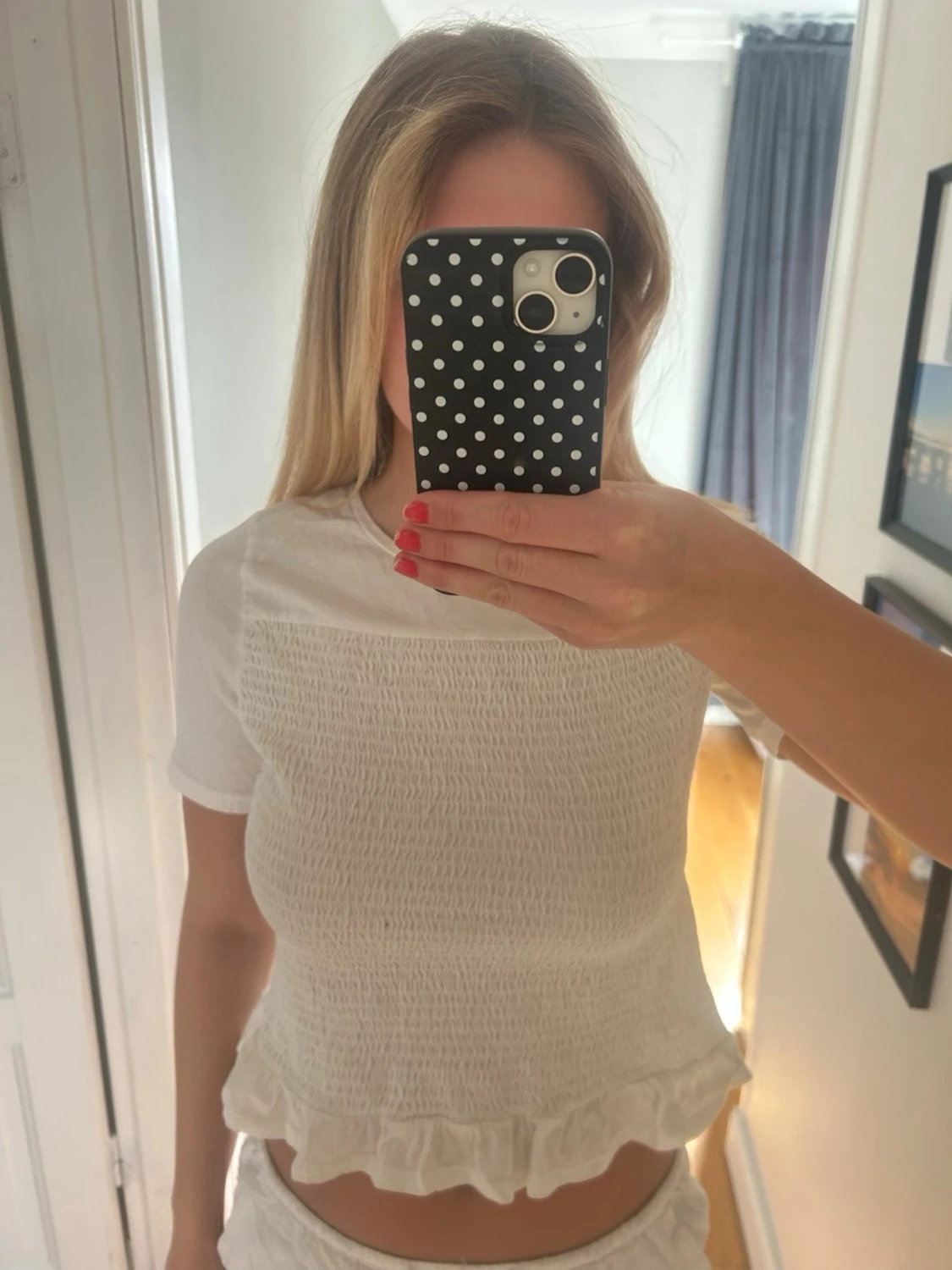 Vit smockad topp med volangkant