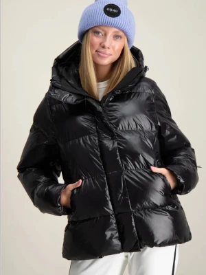 Svart pufferjacka från 8848 Altitude - Snygg svart pufferjacka från 8848 Altitude med glansig finish och stor huva. Jackan har dragkedja, två sidofickor och quiltad design som ger en cool och modern look. Perfekt för kalla vinterdagar och enkel att matcha med olika outfits.