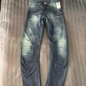 Jack&jones archive jeans - Säljer dessa feta jeans från Jack and Jones mitt pris är 699 och dem är köpta för ungeför 1200 vilket är en steal.  Priset kan diskuteras med en snabb affär, skriv om du har några frågor.